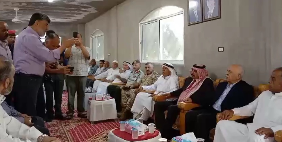 بالفيديو .. رئيس الديوان الملكي يُقدم واجب العزاء في شهيد الواجب الرقيب الجوابرة
