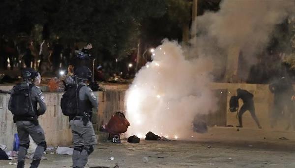 اندلاع مواجهات بين الفلسطينين وقوات الاحتلال شرق القدس المحتلة