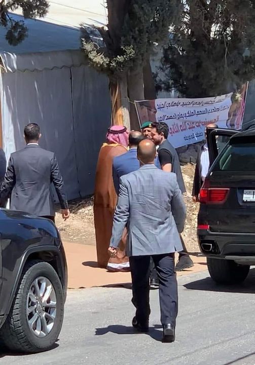 ولي العهد يلتقي شيوخ ووجهاء عجلون بمنزل الشيخ مازن المومني ويتفقد مشروع التلفريك