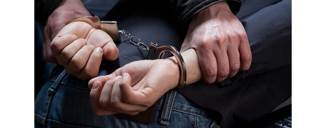 الزرقاء: القبض على شخص قتل فتاة وأخفاها داخل محل التجاري