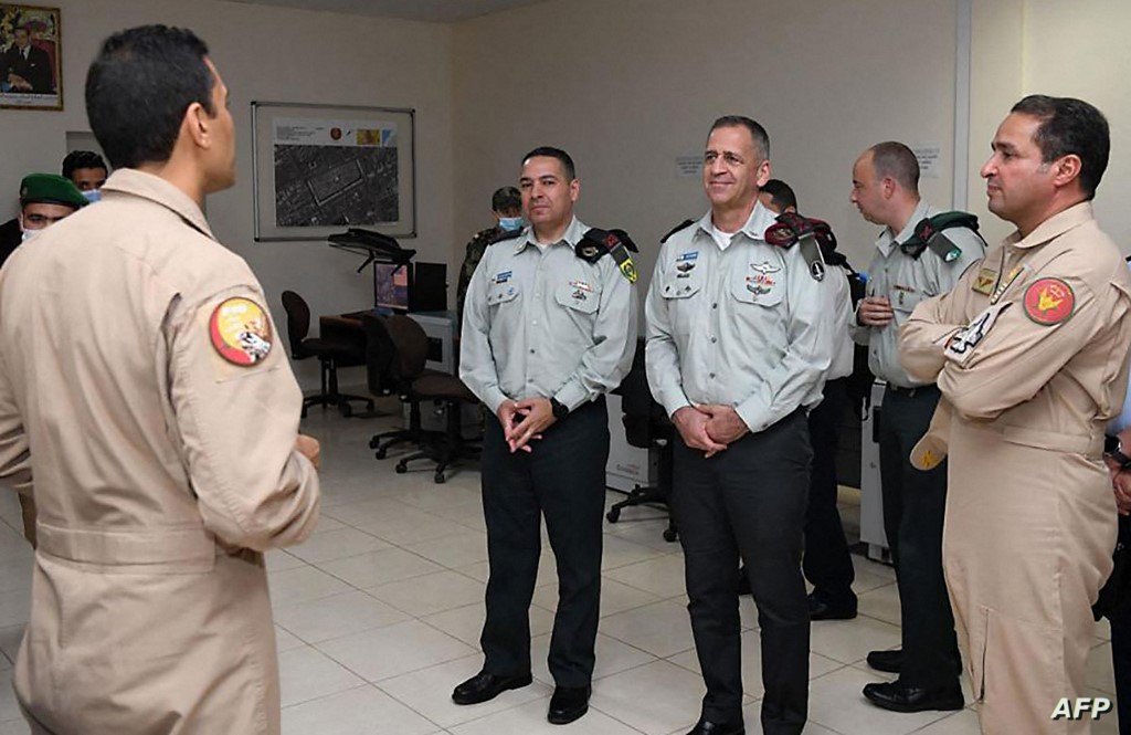 This handout picture released by the Israeli army shows Chief of Staff Aviv Kohavi (C) and the Head of the Research Intelligence Division listening to officials of Morocco's air force during a visit to the Ben Guerir Royal Moroccan Air Force Base on July 20, 2022. - Israel and Morocco strengthened military ties during the visit by the Jewish state's army chief in the North African kingdom. It is the first official visit of an Israeli army chief to Morocco. (Photo by Israeli Defence Forces / AFP) / == RESTRICTED TO EDITORIAL USE - MANDATORY CREDIT "AFP PHOTO / HO / IDF" - NO MARKETING NO ADVERTISING CAMPAIGNS - DISTRIBUTED AS A SERVICE TO CLIENTS ==