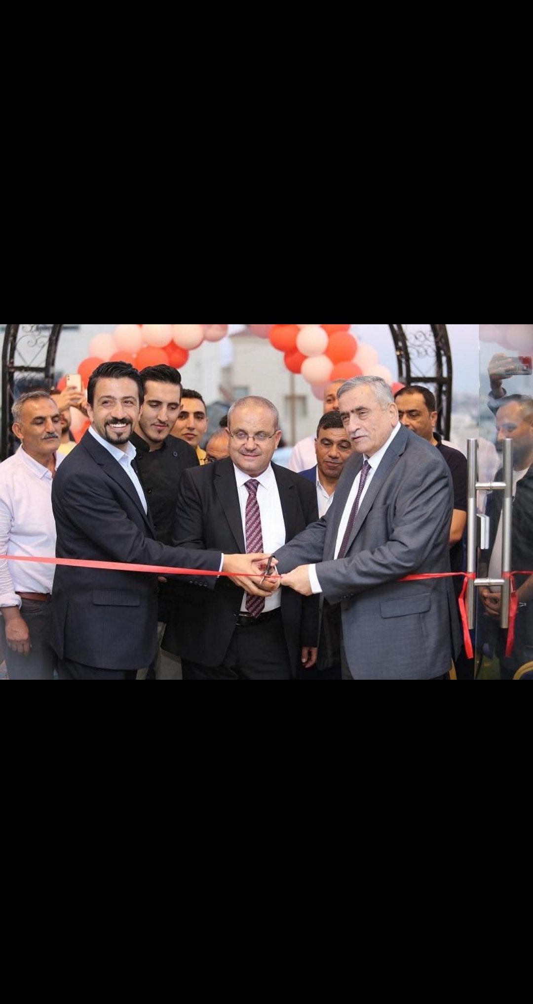 رئيس الجامعة الاردنية نذير عبيدات ورئيس جامعة جدارا محمد طالب عبيدات يفتتحان مطعم حرتا في عمان