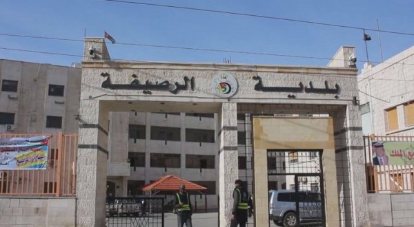 رئيس بلدية الرصيفة يطالب شركة الفوسفات بازالة مكاره صحية