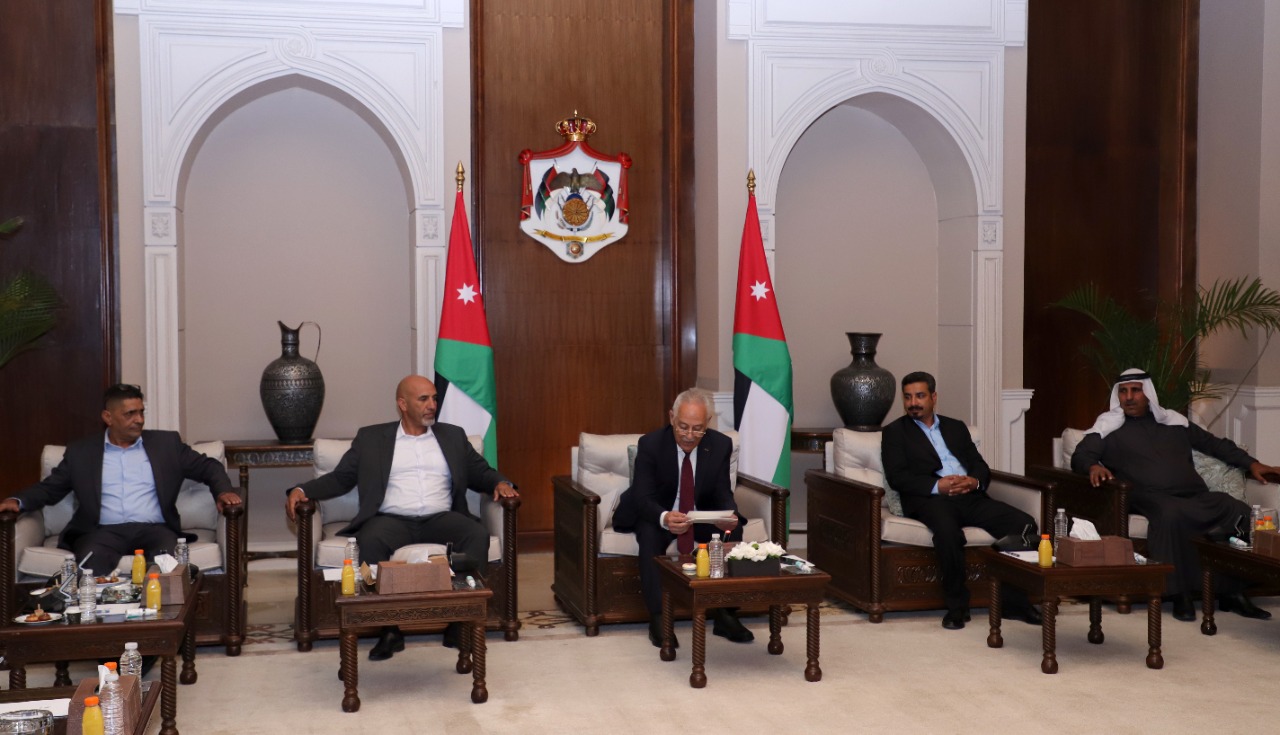 بالصور..العيسوي يلتقي مجموعة من شباب بني عباد