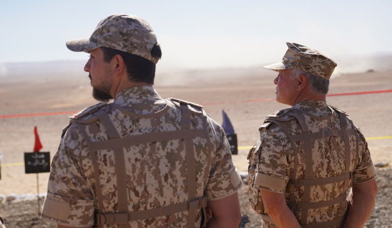 الملك وولي العهد يتابعان تمرينا تعبويا في المنطقة العسكرية الوسطى