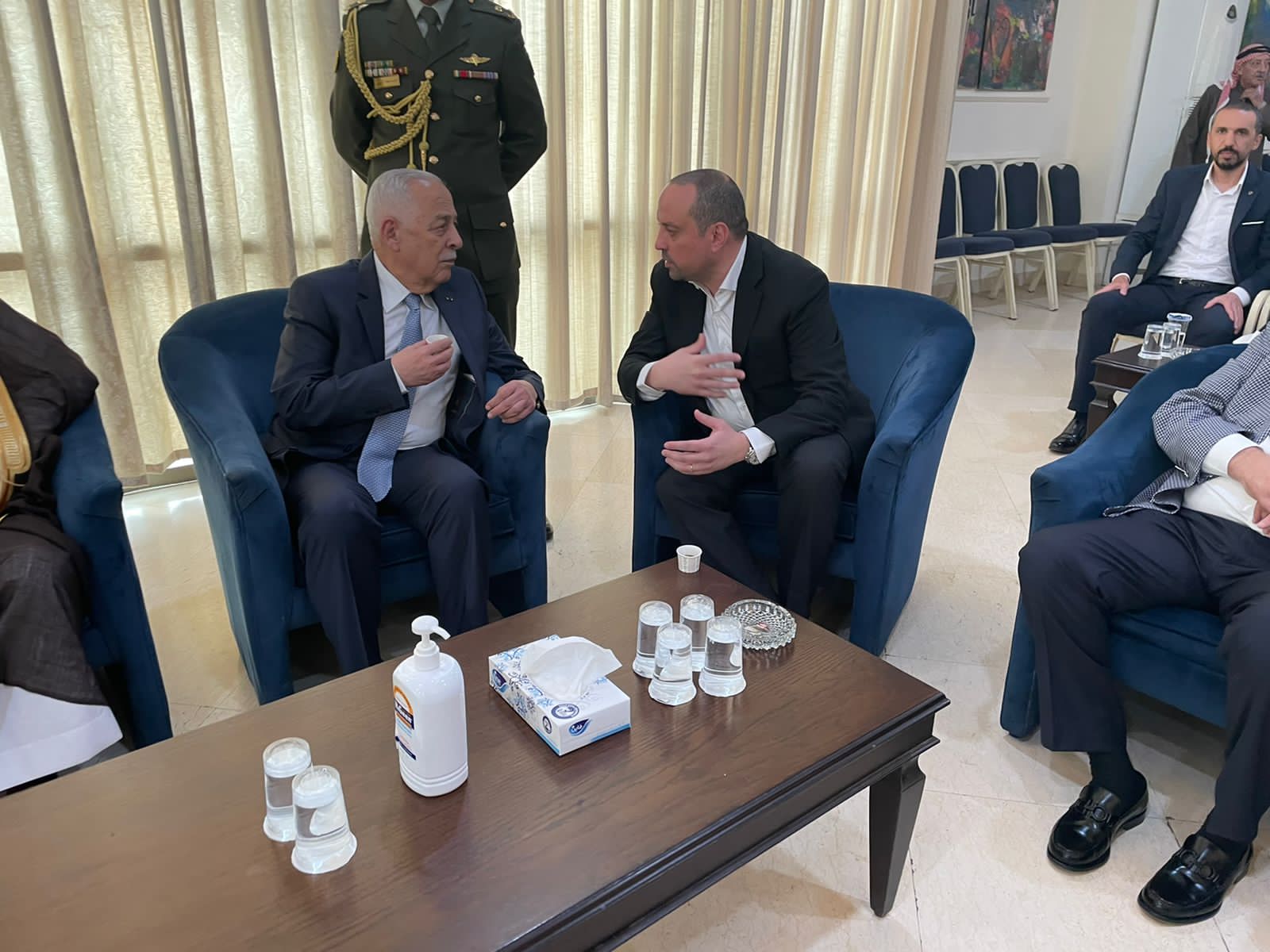 مندوبا عن الملك العيسوي يقدم واجب العزاء لعشيرة النجداوي