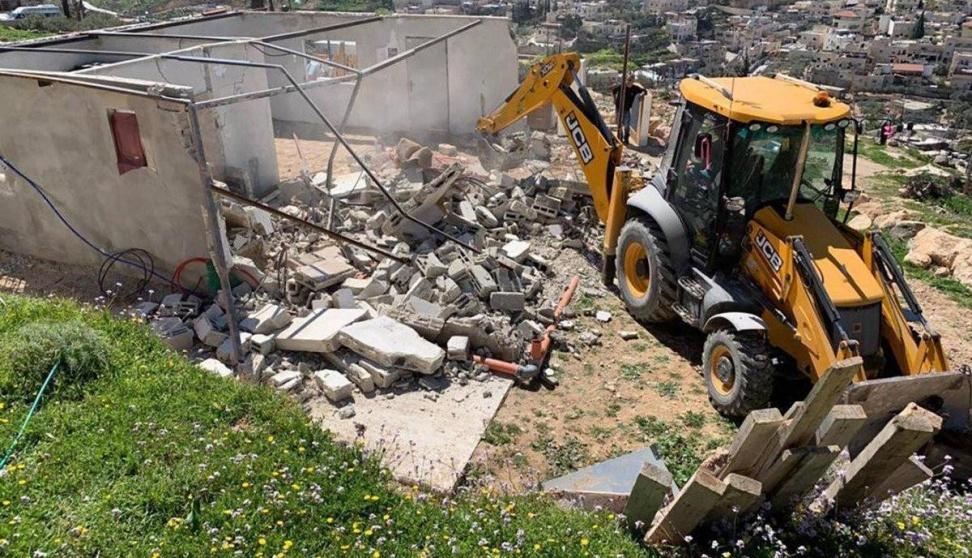 الاحتلال يهدم منشأة زراعية ومغسلة مركبات في حوارة جنوب نابلس