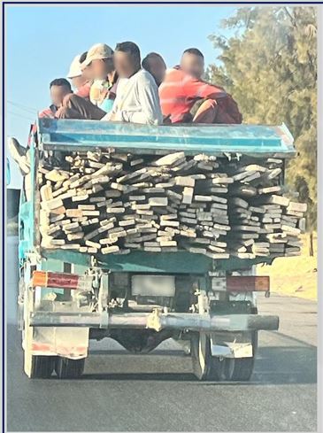 ضبط قلاب محمل بألواح خشب يعلوها ١٢ شخصا