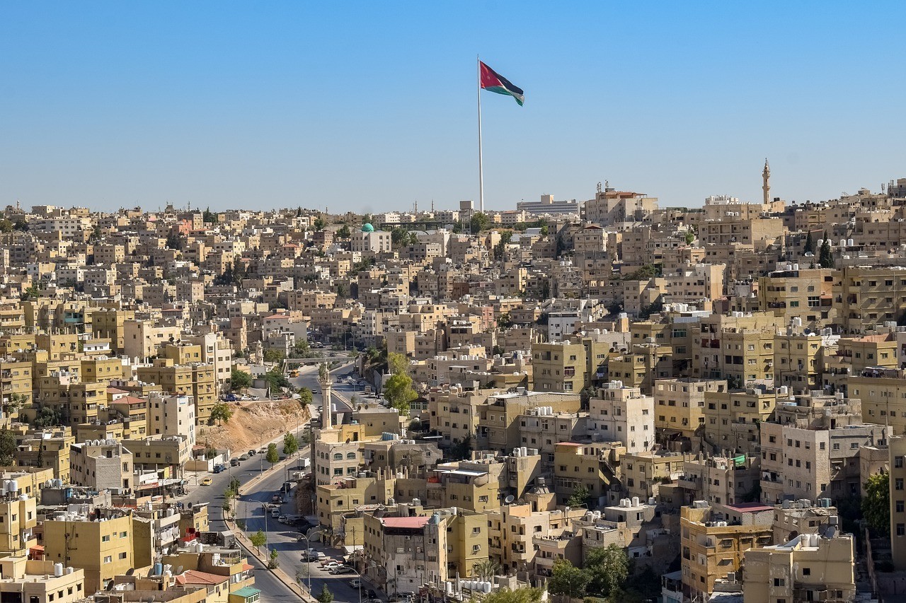 الأجواء لطيفة في معظم مناطق المملكة وحارة نسبياً في الأغوار والعقبة
