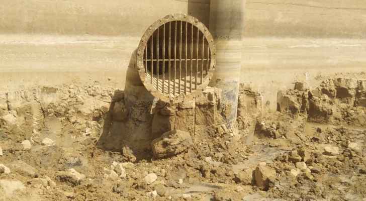 بدء أعمال تنظيف السدود وتخفيض كميات الرسوبيات المتراكمة فيها