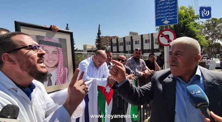 أطباء الخارج يعتصمون أمام مجلس النواب – فيديو