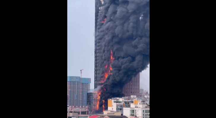 الصين : حريق كبير يلتهم ناطحة سحاب