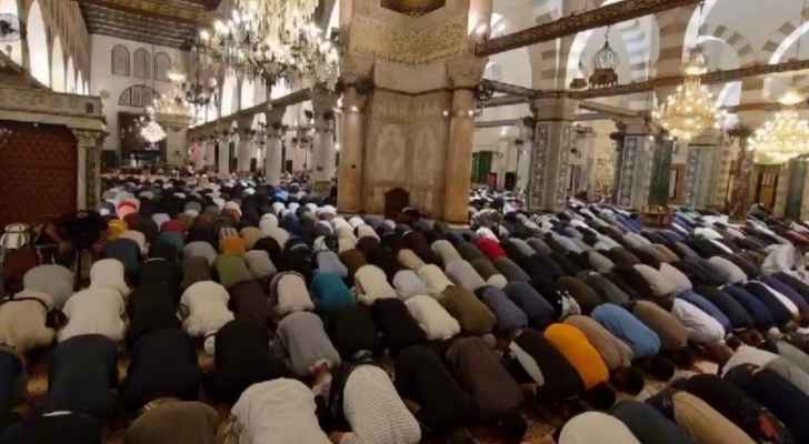 آلاف الفلسطينيين يلبون نداء الفجر العظيم في الأقصى والإبراهيمي