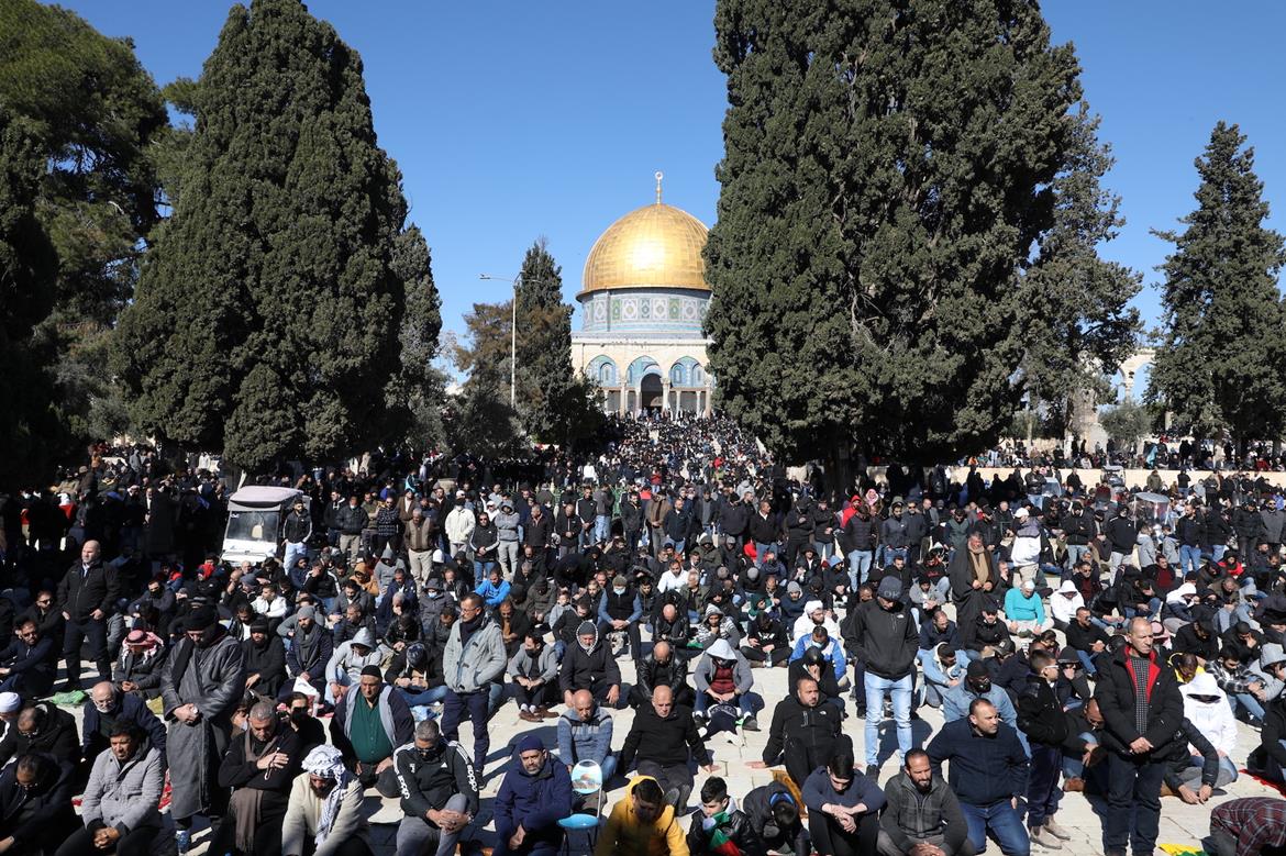 60 ألفا يؤدون صلاة الجمعة في المسجد الأقصى