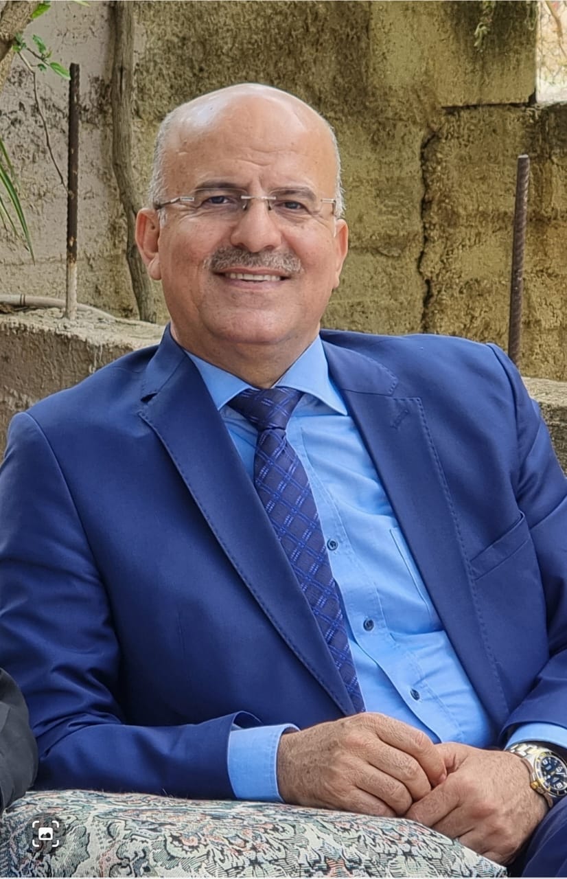 حرب يكتب ..مادحون على عتبات النفاق