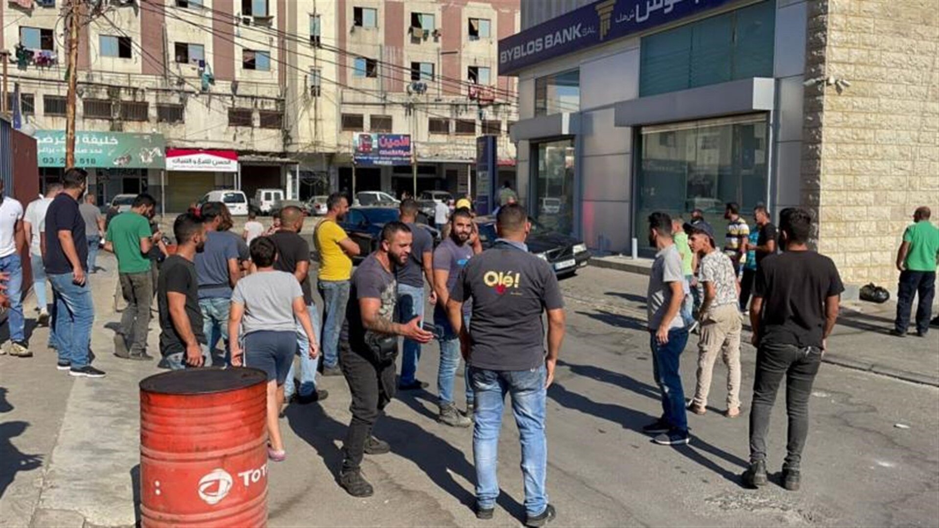 لبناني يحصل على وديعته بعد تهديده بحرق المصرف