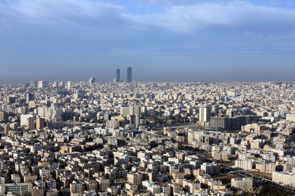 الأجواء حارة نسبيا نهارا ومائلة للبرودة ليلا