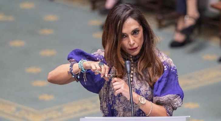وزيرة بلجيكية تقص خصلة من شعرها دعما للمرأة الإيرانية