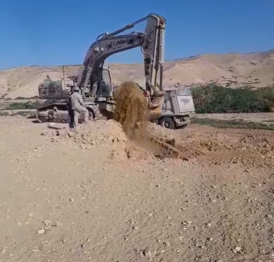 بالفيديو .. تنظيف سد شعيب من الطمي والرسوبيات