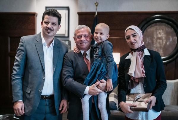 الملك يستقبل الطفلة شادن الرمحي في قصر الحسينية