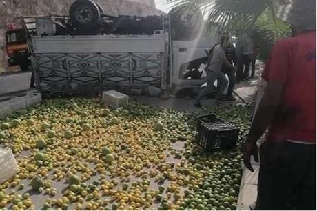 انقلاب شاحنة محملة بالحمضيات