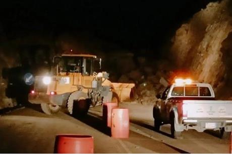 شاهدوا انهيار جبل بالسعودية بفعل الامطار