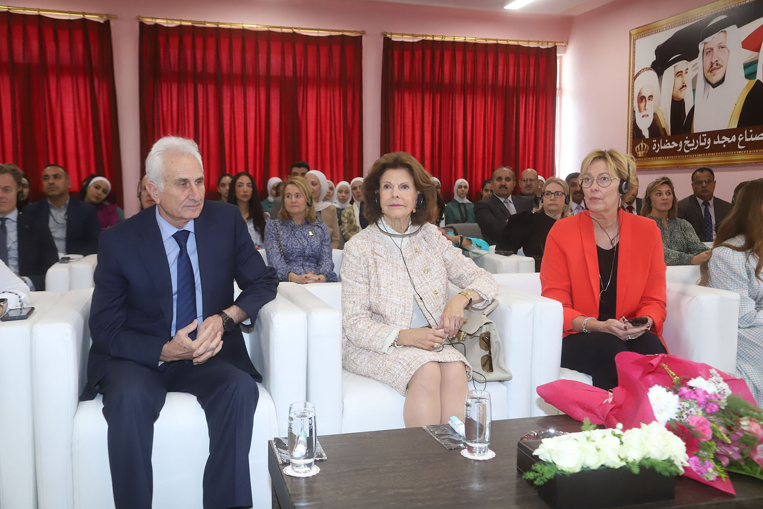 ملكة السويد تزور مدرسة خلدا وتطلع على مبادرة تحصين