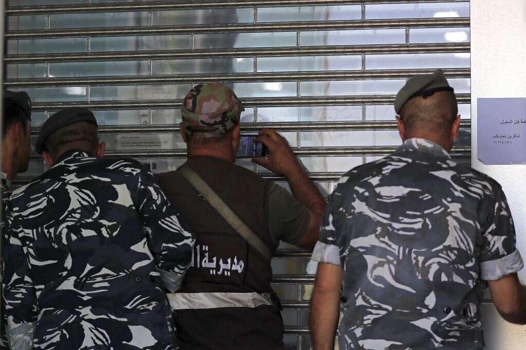 مودع لبناني يحتجز رهائن في مصرف بمدينة صيدا (فيديو)