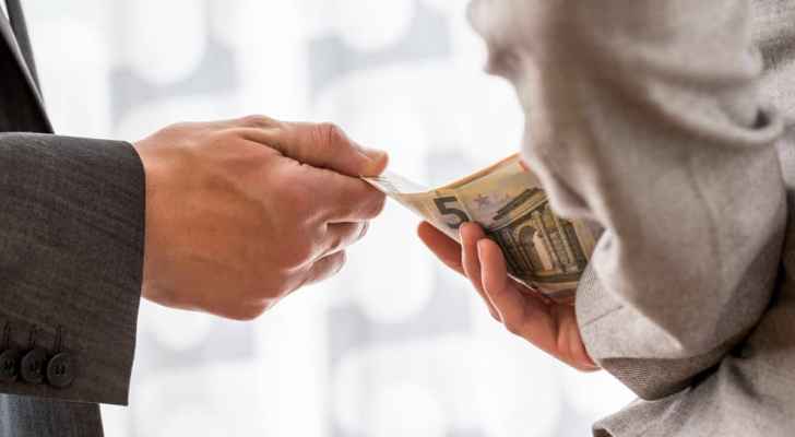 قرار قضائي بحبس ٣ موظفين حكوميين بتهمة تلقي الرشوة