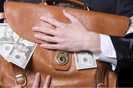 تفاصيل عملية قيام موظف بنك وسيدة باختلاس 71 الف دينار من حساب إحدى العميلات في الأردن