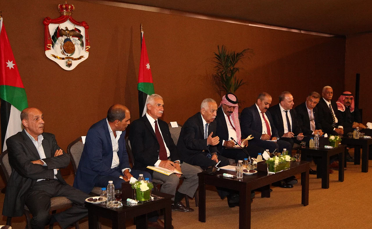تنفيذا للتوجيهات الملكية.. العيسوي يلتقي وجهاء وممثلين عن مخيم عزمي المفتي