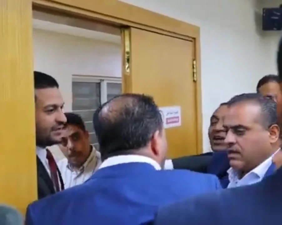 طرد مندوب شركة تحصيل فواتير كهرباء من مجلس النواب النائب العوايشة يقول شركة نصابة