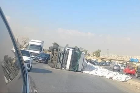 الزرقاء : إصابة بانقلاب شاحنة محملة بالطحين